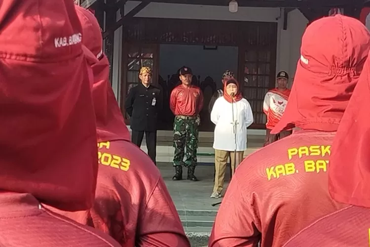 Pj Bupati Batang Lani Dwi Rejeki menjadi pembina apel Calon Paskibraka di halaman Rumah Dinas Bupati Batang, Kabupaten Batang, Selasa 8 Agustus 2023.  (dok)