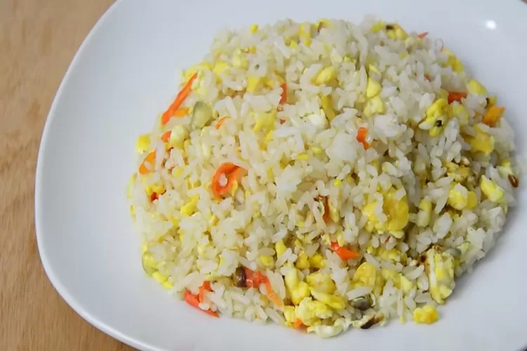 Nasi Goreng Kampung Cuman 4 Bahan Wajib Dicoba Rasanya Enak (Tangkapan Layar Akun Youtube Ika Yunita Dewi)