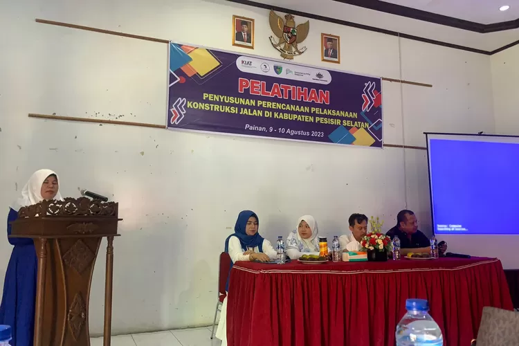 Ikatan Wanita Pengusaha Indonesia (IWAPI) melaksanakan Pelatiahan dengan tema Penyusunan Perencanaan Pelaksanaan Kontruksi Jalan di Kabupaten Pesisir Selatan (Kominfo Pesisir Selatan)