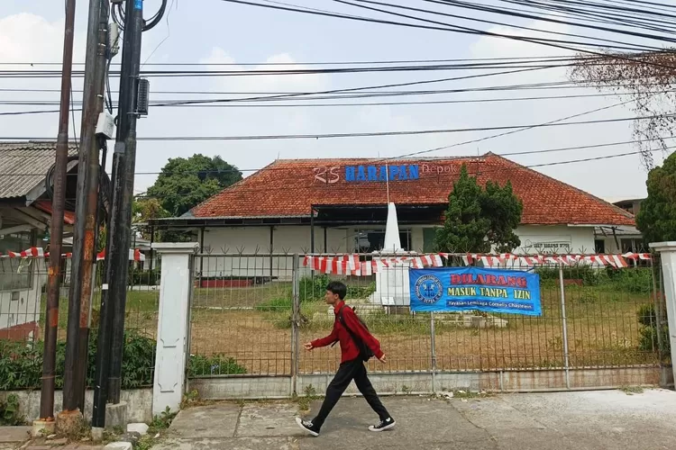 KUSAM : Rumah Sakit (RS) Harapan Depok di Jalan Pemuda No10, Kecamatan Pancoranmas, Kota Depok, Jawa Barat, sudah tidak beroperasi lagi sejak 2021, pada Selasa, (8/8). (TRACY BACAS/ RADAR DEPOK)
