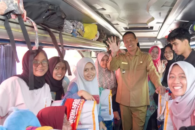 Genius Umar Lepas Keberangkatan 21 Mahasiswa Program Saga Saja di Kota Pariaman (Kominfo Kota Pariaman)