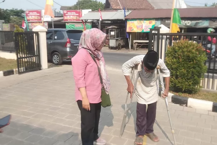 ANTAR : IPSM Kelurahan Cilangkap melakukan pengantaran warga yang terlantar (ANDIKA EKA/RADAR DEPOK)