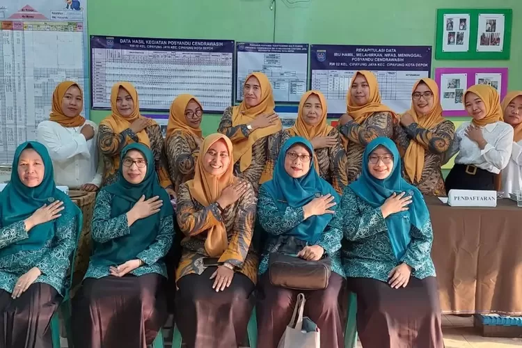 PENILAIAN :  Ketua TP PKK Kelurahan Cipayung Jaya, Nur Hayati (dua dari kiri bawah) bersama tim juri dan kader Posyandu usai menjalankan penilaian lomba di Posyandu Cendrawasih. (DOK.TP PKK Cipayung Jaya)