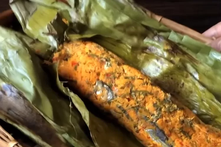 Foto salah satu makanan khas Minangkabau Sumatera Barat (Youtube Topi Jelajah)