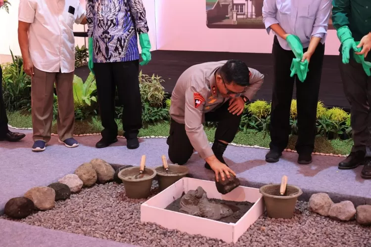 Kapolda DIY Irjen Suwondo Nainggolan ikut meletakkan batu pertama pembangunan Asrama Mahasiswa Madura &ldquo;Trunojoyo&rdquo;, di Yogyakarta. (istimewa )