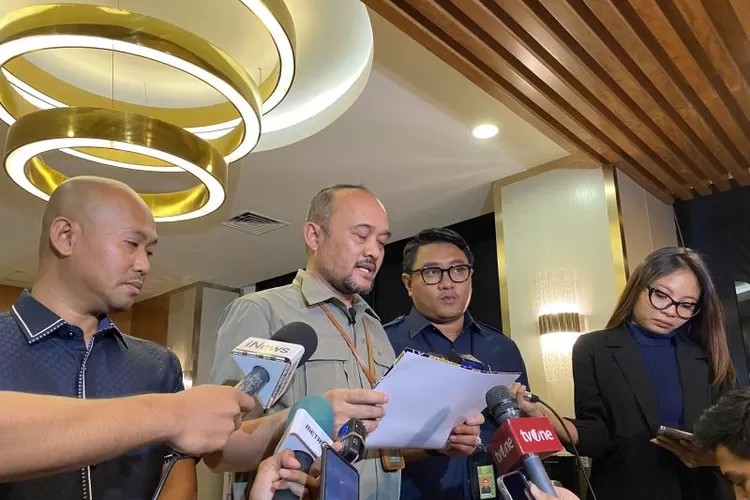 Kepala Biro Hukum dan Humas Mahkamah Agung (MA) Sobandi (tengah), dalam konferensi pers di Gedung MA, Jakarta, Selasa (8/8/2023) petang.  (ANTARA/Fath Putra Mulya)