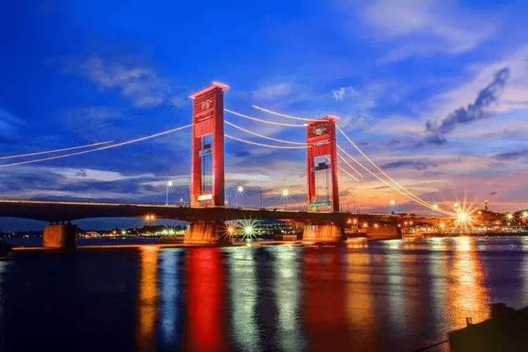 Jembatan Ampera di Palembang  (Pinterest)