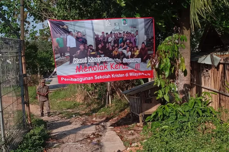 Warga menolak pembangunan sekolah internasional di Desa Parung Panjang. (Nasir)