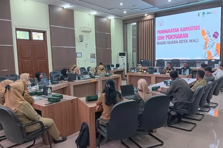 Kepala Dinas Komunikasi dan Informasi (Dinkominfo) Demak Endah Cahyarini membuka peningkatan kapasitas penyiar RSKW di Gedung Gradhika Bina Praja. (ist)