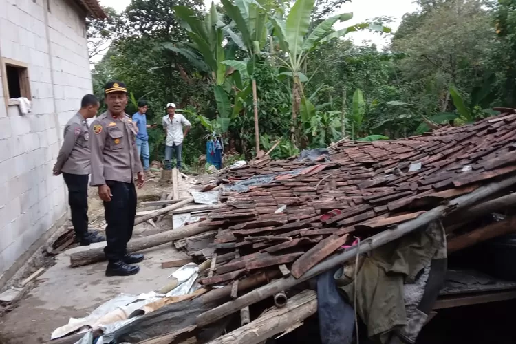 Kapolsek Rumpin, Kompol Sumijo saat meninjau rumah ambruk.
