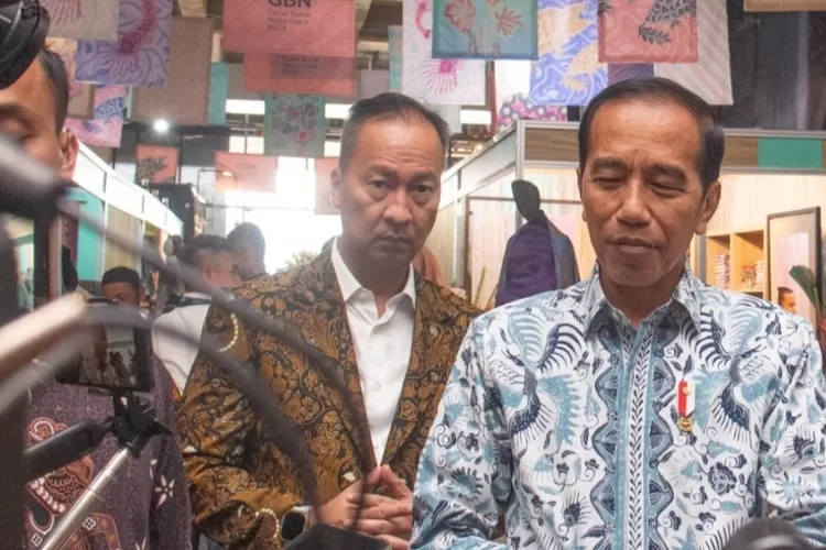 Menperin Agus Gumiwang Kartasasmita mendampingi Presiden Joko Widodo di acara Gelar Batik Nusantara (2023) memastikan industri manufaktur masih tertinggi, menjadi pendorong utama dan penggerak perekonomian nasional (AG Sofyan )