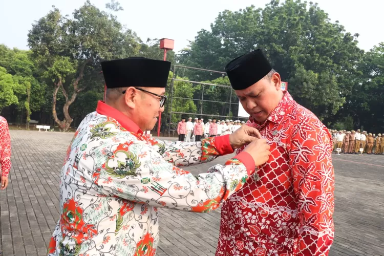 Plt Wali Kota Bekasi Tri Adhianto, Raih Penghargaan Sebagai Tokoh Penggerak Koperasi Madya (Foto/Istimewa.)