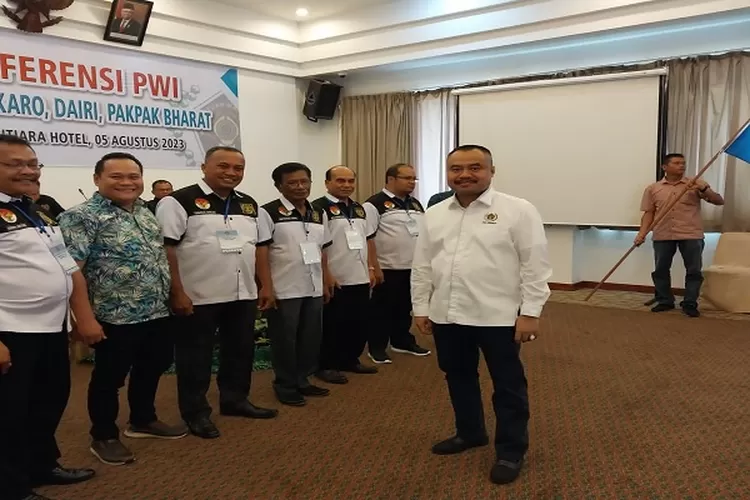 Ketua PWI Sumut H Farianda Putra Sinik SE usai melantik pengurus PWI Karo, Dairi, Pakpak Bharat  dipimpin Justianus Purba terpilih kedua kalinya (Realitasonline.id/mis)