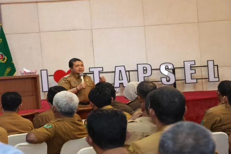 Bupati Tapsel Dolly Pasaribu memberi sambutan saat menghadiri sosialisasi Hukum yang diselenggarakan Kejari Tapsel (Realitasonline.id/Riswandy)