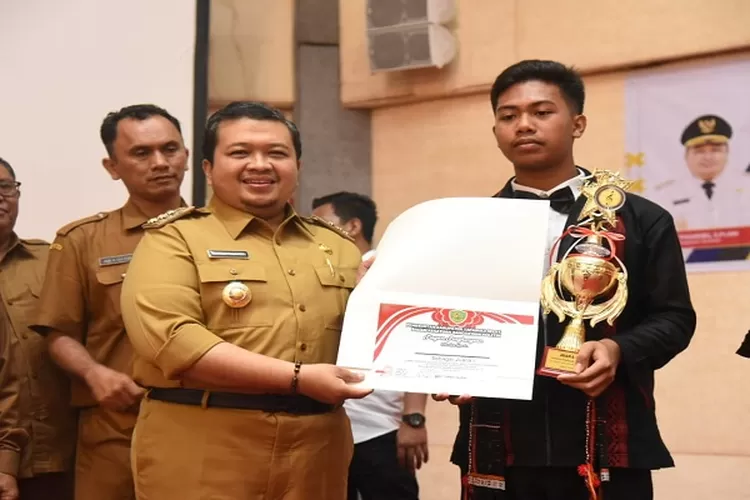 Bupati Tapsel Dolly Pasaribu menyerahkan hadiah dan penghargaan kepada para pemenang lomba lagu perjuangan dan festival lagu daerah Tingkat SMA sederajat (Realitasonline.id/Riswandy)