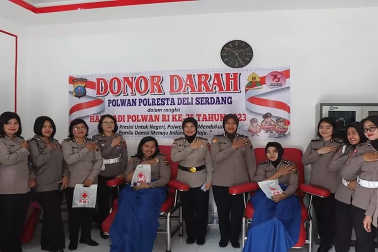 Kasat Binmas Polresta Deli Serdang Kompol Rosmeri SH, foto bersama para Polwan yang telah mengikuti donor darah (Realitasonline.id/zul)
