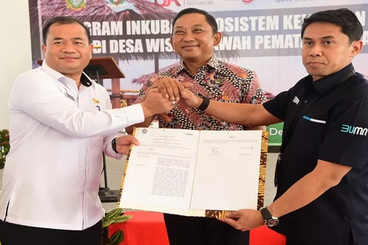 Sekdakab DS H.Timur Tumanggor, Kepala OJK KR-5 Sumbagut Bambang Mukti Riyadi dan CEO BRI Medan Aris Hartanto (Realitasonline.id/HZ)