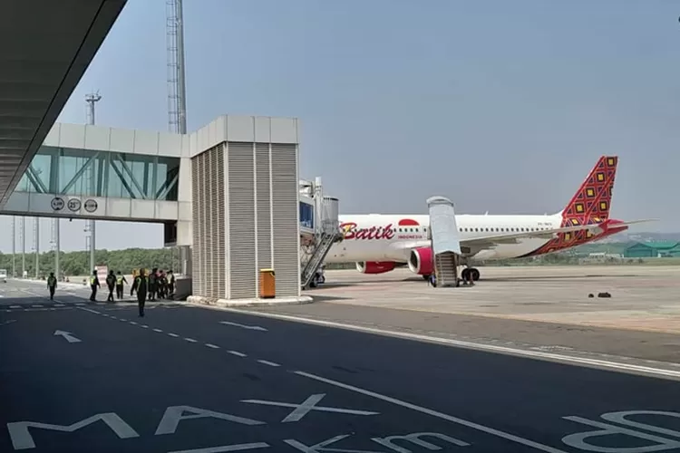 Salah satu pesawat yang mendarat di Bandara Ahmad Yani Semarang. Ahmad Yani akan membuka kembali penerbangan internasional.  (Ayosemarang.com/ Audrian Firhannusa)