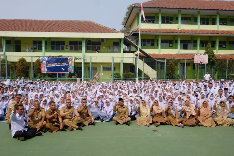 Siswa kelas 12 SMK Negeri 1 Depok melakukan perekaman e-KTP. (ANDIKA EKA/RADAR DEPOK)