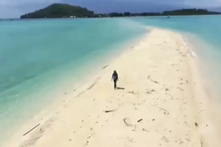 Pulau Bawean dijuluki sebagai sekeping nirwana di Laut Jawa. (Foto: tangkapan layar video YouTube Arkana and Family )