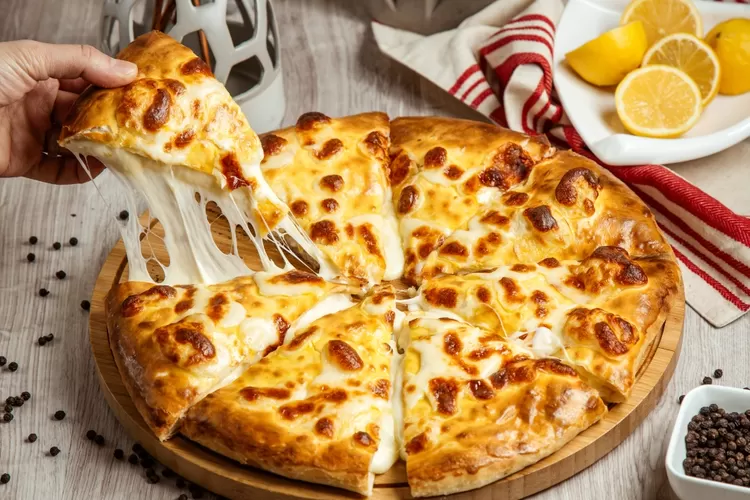 Cara makan pizza itu bisa ungkap kepribadian seseorang (freepik / Kamranaidinov )