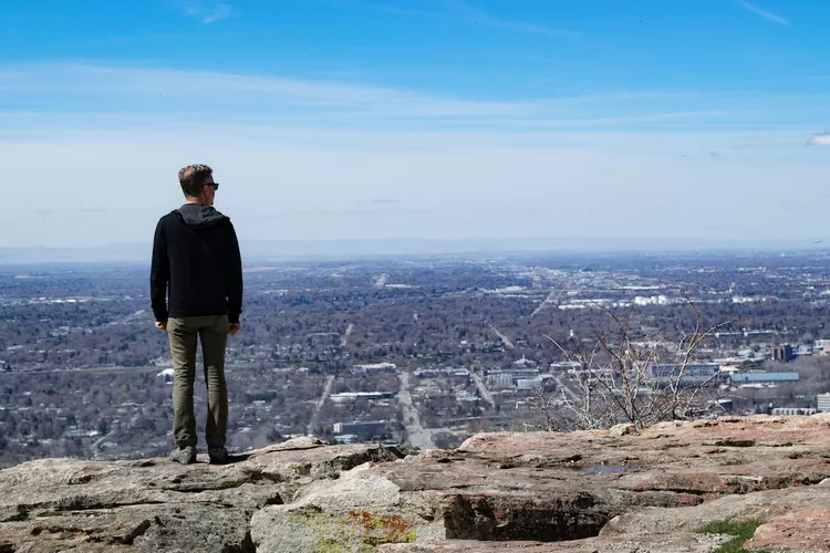 Ini dia beberapa bahaya jika anda berdiri terlalu lama (Freepik/ Brett Sayless)