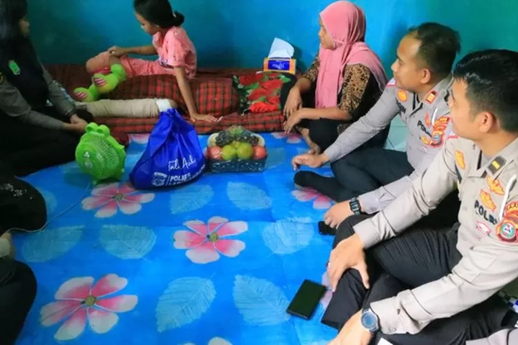 Potret Pihak kepolisian ketika menjenguk Nabila, bocah yang kakinya diamputasi usai menyelamatkan kucingnya.  (Dok. Satlantas Polres Labuhanbatu)