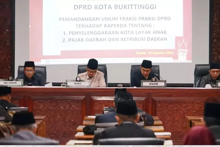 DPRD Bukittinggi Berikan Pemandangan Umum Atas Ranperda Penyelenggaraan Kota Layak Anak serta Pajak dan Retribusi Daerah tersebut (dok. Pemko)