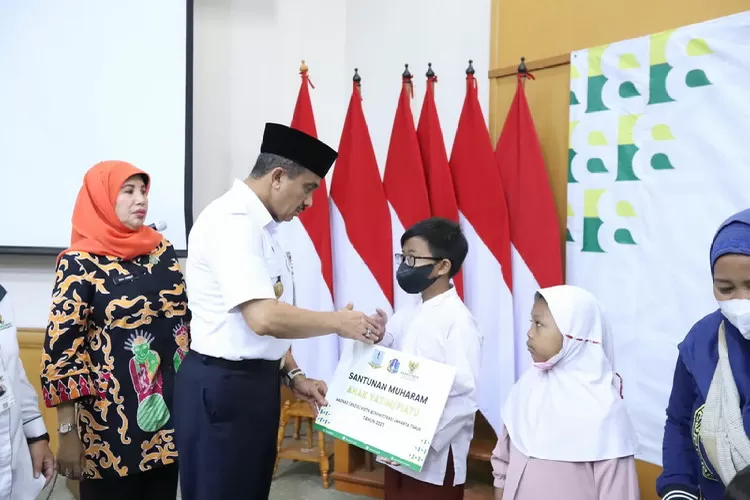 Walikota Jakarta Timur  M Anwar memberikan bantuan Muharram 1445 H/2023 M. Foto: Istimewa