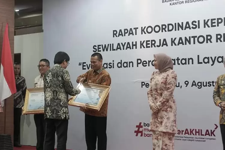 Wali Kota Pariaman, Genius Umar menerima penghargaan dari Badan Kepegawaian Nasional (BKN) Award 2023 Ketegori Implementasi Penerapan Manajemen Kinerja bagi Pemerintah Kota Tipe Kecil. (Kominfo Kota Pariaman)
