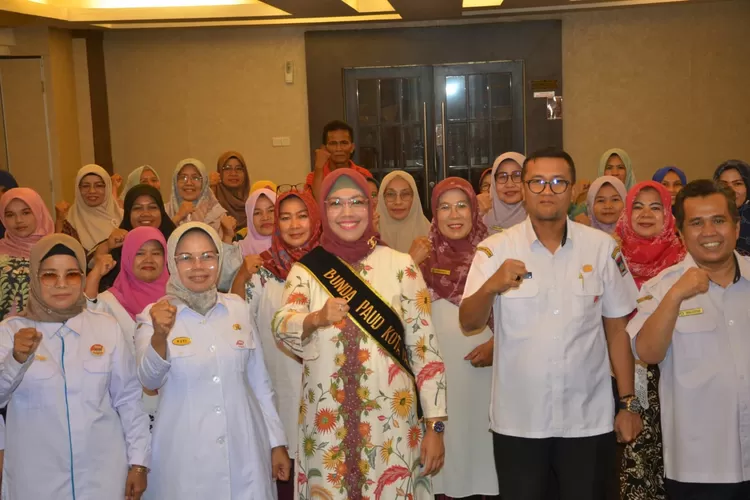 Bunda PAUD Kota Padang Ny. Genny Hendri Septa bersama peserta Bimtek. (Prokopim)