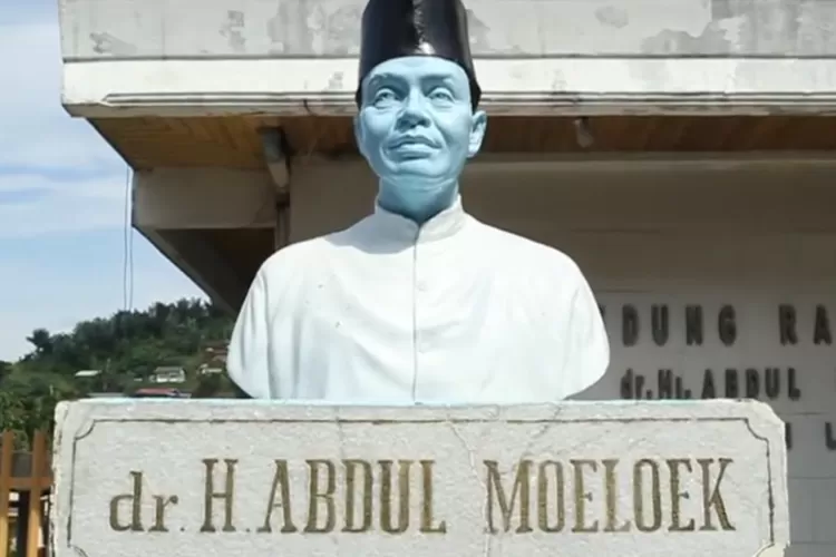 Patung Abdul Moeloek di RSUDAM    (YouTube Tiyas Abror Huda)