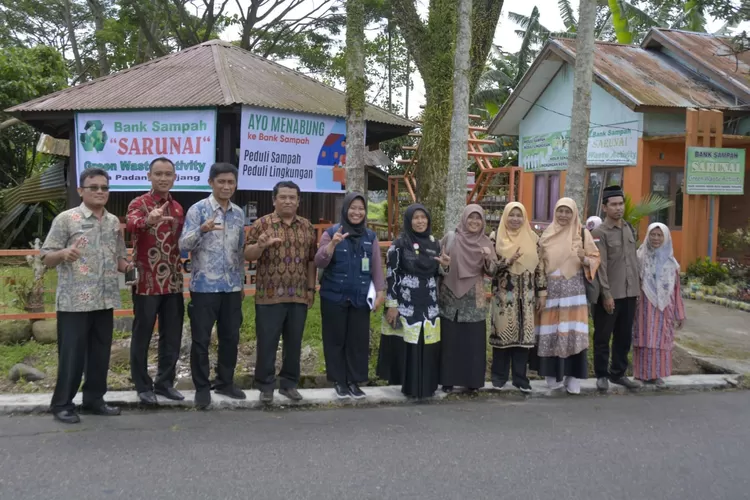 Tim verifikasi lapangan dari Kementerian Lingkungan Hidup dan Kehutanan (KLHK) kunjungi beberapa lokasi di Kelurahan Ekor Lubuk, Kecamatan Padang Panjang Timur, Kamis (10/8) (Kominfo Padang Panjang)