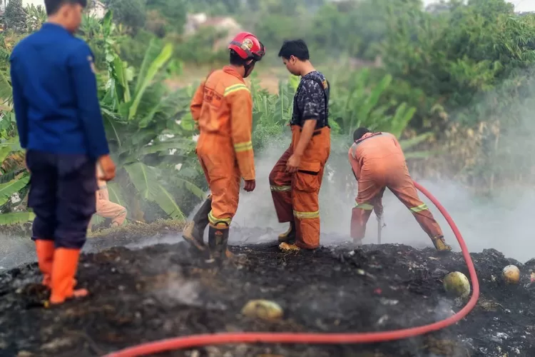 PEMADAMAN : Petugas Dinas Damkar dan Penyelamatan Kota Depok melakukan pemadaman kebakaran di TPS Kelurahan Cilangkap, Kecamatan Tapos, Depok, Rabu (9/8). (DINAS DAMKAR FOR RADAR DEPOK )