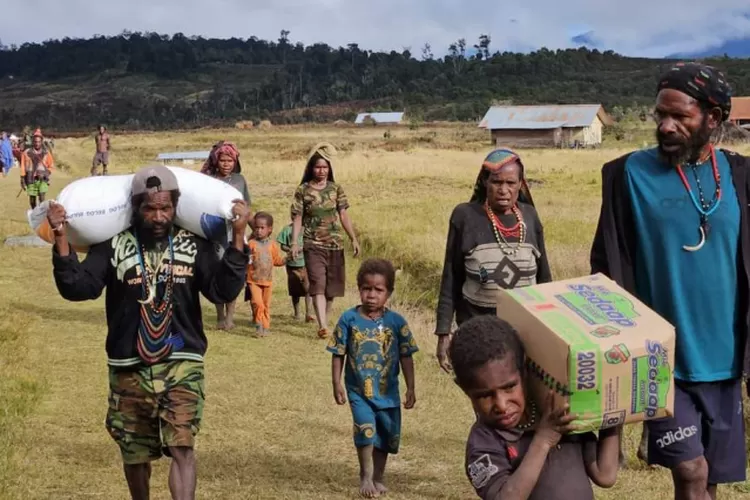Kapolri Jenderal Listyo Sigit Prabowo menyalurkan 264,7 ton beras hingga 1.500 paket sembako untuk diberikan kepada masyarakat Papua Tengah yang terdampak bencana kekeringan serta kelaparan (Istimewa )