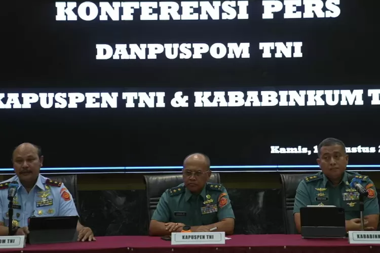 Danpuspom TNI saat konferensi pers kasus viralnya penggerudukan Polrestabes Medan. (Puspen TNI)