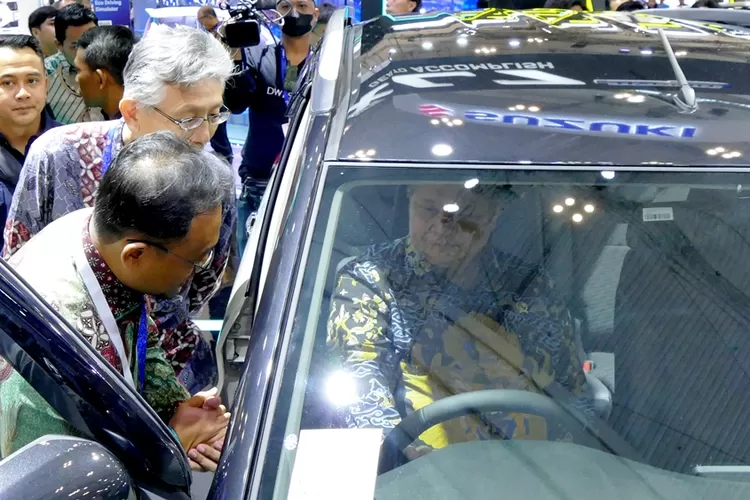 Menteri Koordinator Bidang Perekonomian, Airlangga Hartarto mengamati fitur-fitur interior yang disematkan ke dalam mobil Suzuki XL7 Hybrid, saat pembukaan resmi GIIAS 2023, di Tangerang Selatan, Kamis 10 Agustus (foto PT SIS)