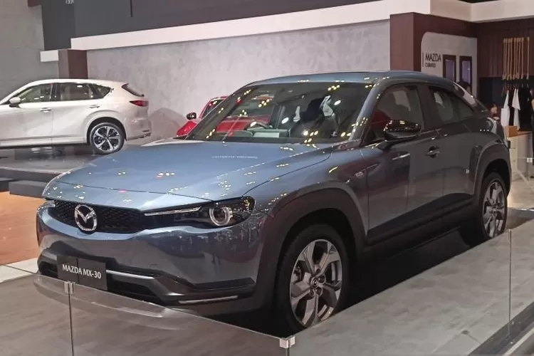 Mobil listrik Mazda MX-30 ditampilkan di ajang GIIAS 2023 di ICE BSD, Tangerang, Kamis (10/8/2023)  (ANTARA/Fathur Rochman)