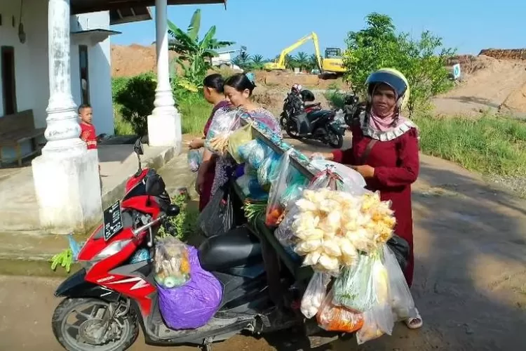 Pengerjaan tol Padang Sicincin jadi tempat jual beli masyarakat (Youtube Minang Yes)