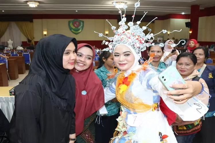 Ketua TP PKK Kabupaten Tapsel Ny Rosalina Dolly Pasaribu bersama pemenang lomba Jambore Kader Dasawisma PKK tingkat Kabupaten Tapsel  (Realitasonline.id/Riswandy)