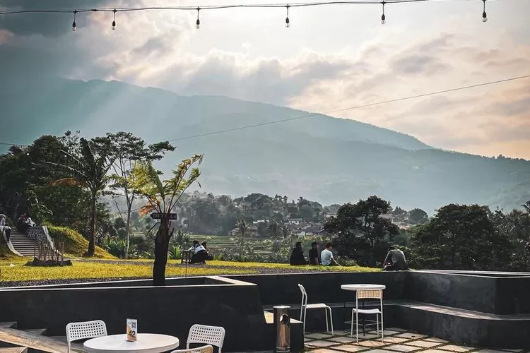 Cafe Di Bogor Ini Serasa Ngopi Di Atas Gunung View Alam Cocok Jadi Tempat Hangout Dan Healing