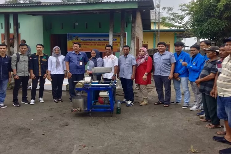 Ketua PKM UMSU Serahkan Mesin Pembuat Saus Tomat kepada Para Petani Tomat tergabung dalam UD. Usaha Bersama di Dusun 1 Desa Paya Lombang, Kecamatan Tebing Tinggi, Kabupaten Sergai ( Realitasonline.id/Muslim Lubis)