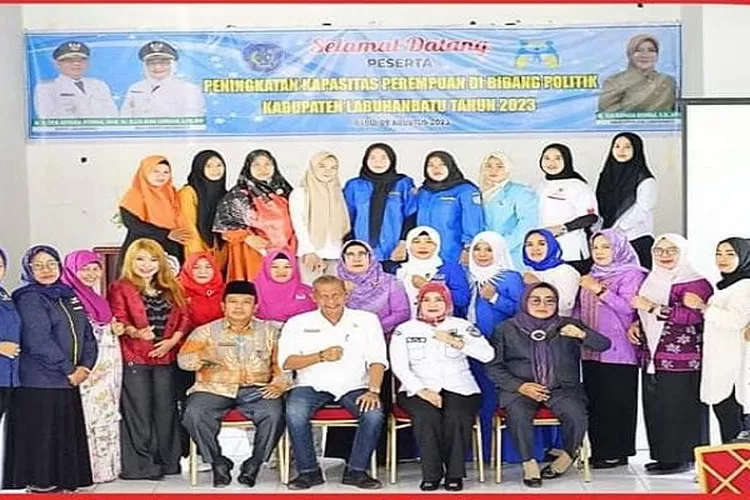  Asisten I Pemerintahan dan Kesra Kabupaten Labuhanbatu Drs. Sarimpunan Ritonga bersama perempuan-perempuan peserta seminar (Realitasonline.id/RS)
