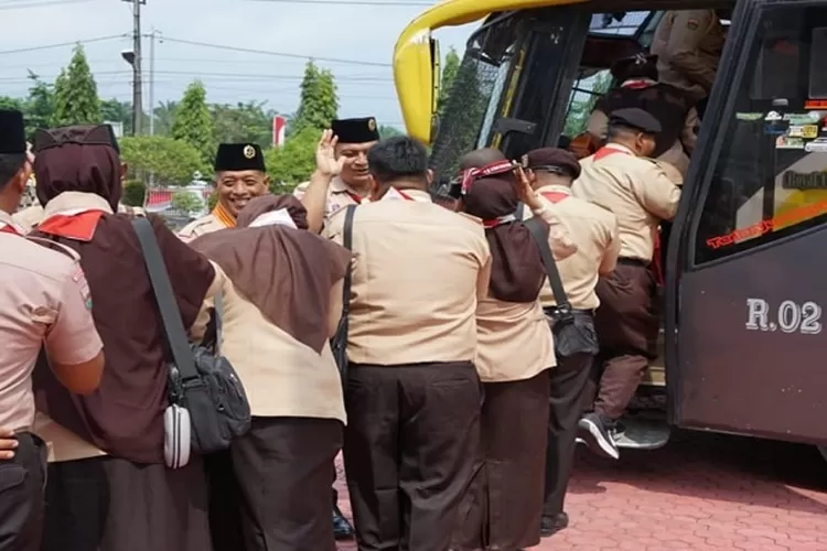 Saat melepas kontingen&nbsp;Raimuna Nasional ke XII dari Asahan ( Realitasonline.id/HS)