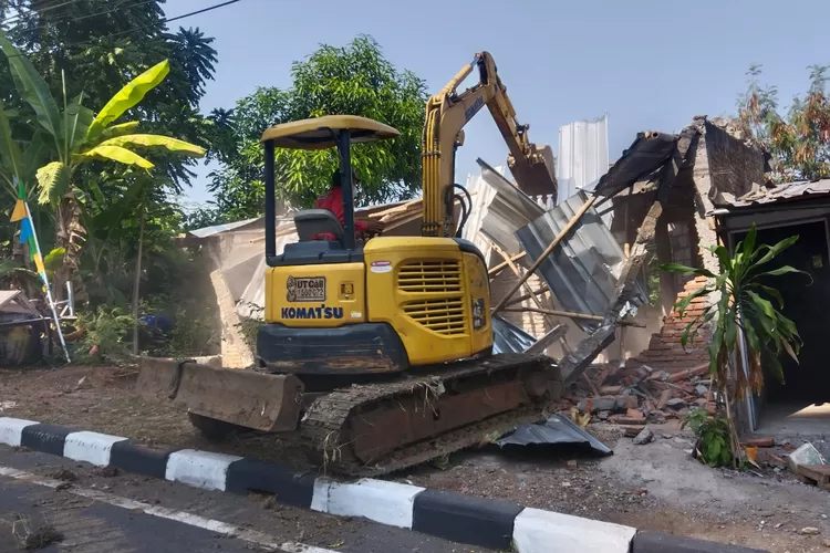 Satpol PP merobohkan rumah liar di Gombel Lama Semarang.  ((Istimewa))