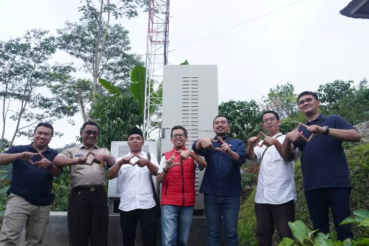 Kepala Diskominfo Batang Triossy Juniarto bersama tim jaringan resmikan tower BTS di Desa Silurah.  (Foto: dok.)