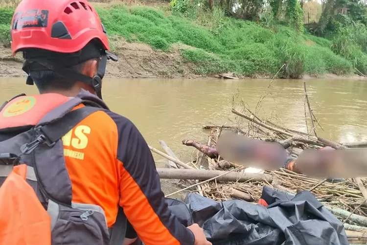 Tim gabungan pencairan saat akan mengevakuasi mayat Rion yang nyangkut di tumpukan bambu pingir sungai 10 km dari awal korban hanyut (Realitasonline.id/zul)