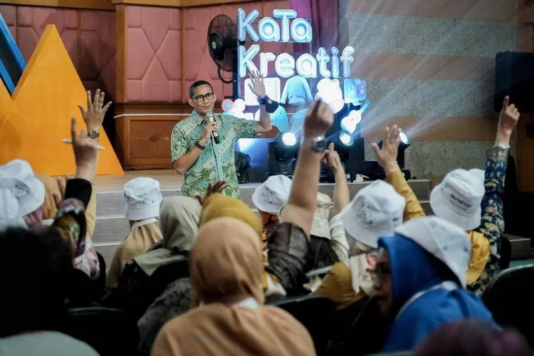 Menparekraf Sandiaga Salahuddin Uno mendorong Pemerintah Kota Bekasi untuk melakukan uji petik Penilaian Mandiri Kabupaten Kota Kreatif dan menetapkan subsektor ekonomi kreatif unggulan. (Foto: Kemenparekraf.go.id)