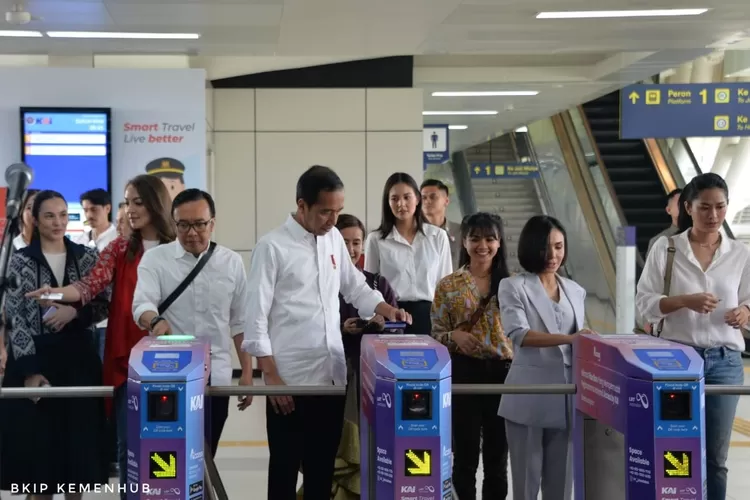 Presiden Jokowi kembali mengecek kesiapan LRT Jabodebek yang akan beroperasi akhir Agustus 2023