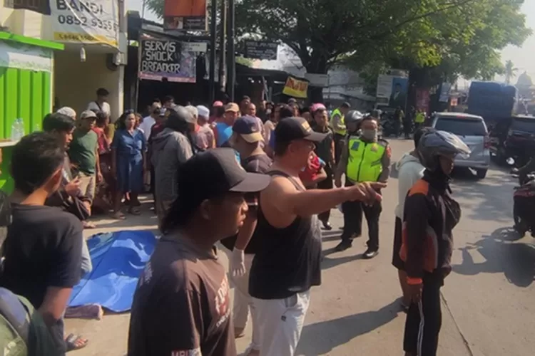 Proses evakuasi kecelakaan di Woltermonginsidi Semarang.  (Istimewa)